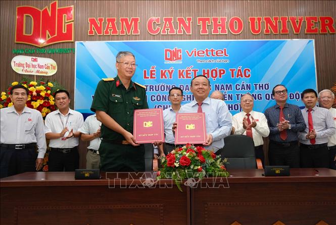 Lãnh đạo Viettel Cần Thơ và Trường Đại học Nam Cần Thơ ký kết biên bản ghi nhớ hợp tác giữa hai đơn vị. Ảnh: Thanh Liêm - TTXVN