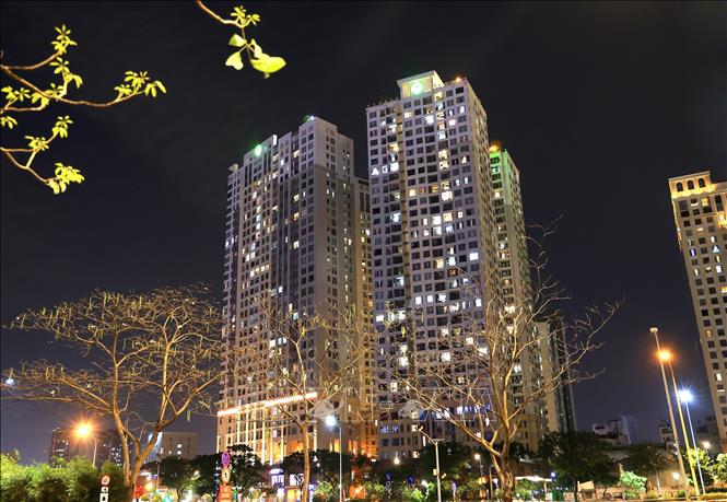 Trong ảnh: Khu chung cư bên kênh Bến Nghé, quận 4, Thành phố Hồ Chí Minh. Ảnh: Hồng Đạt - TTXVN
