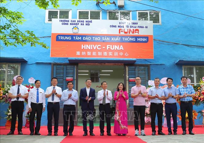 Thứ trưởng Bộ LĐ, TB&XH Lê Tấn Dũng (áo trắng, giữa) và các đại biểu khánh thành Trung tâm đào tạo sản xuất thông minh HNIVC-FUNA. Ảnh: Hoàng Hiếu - TTXVN