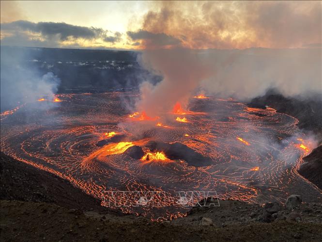 Núi lửa Kilauea ở Hawaii (Mỹ) phun trào ngày 7/6/2023. Ảnh: AFP/TTXVN