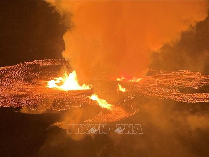 Núi lửa Kilauea ở Hawaii (Mỹ) phun trào ngày 7/6/2023. Ảnh: AFP/TTXVN