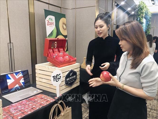 Vietnamese retailers are interested in high-quality imported food and beverage (F&B) products of New Zealand introduced at the event. VNA Photo: Mỹ Phương