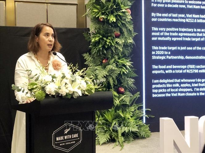New Zealand Ambassador to Vietnam Tredene Dobson speaks at the event. VNA Photo: Mỹ Phương