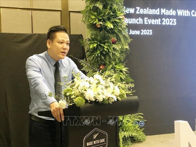 A representative for Vietnamese retailers appreciates the event. VNA Photo: Mỹ Phương