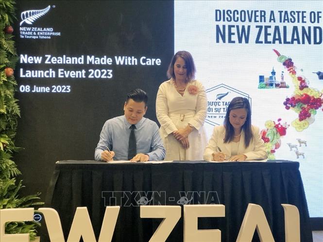 Signing cooperation documents between NZTE and Vietnamese top retailers at the event. VNA Photo: Mỹ Phương