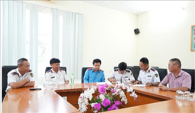 Đoàn kiểm tra làm việc với Ban quản lý bến thủy nội địa tại xi măng Fico, thuộc địa phận xã Long Thành Nam, thị xã Hòa Thành, tỉnh Tây Ninh. Ảnh: Minh Phú - TTXVN