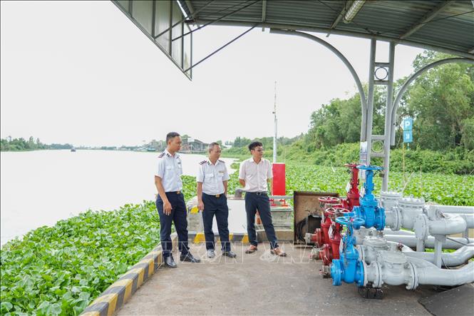 Đoàn kiểm tra bến thủy nội địa tại Công ty Cổ phần xăng dầu khí Tây Ninh, thuộc địa phận xã Long Thành Nam, thị xã Hòa Thành, tỉnh Tây Ninh. Ảnh: Minh Phú - TTXVN