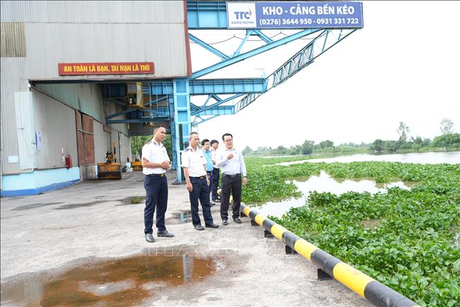 Kiểm tra công tác đảm bảo an toàn giao thông trên bến thủy nội địa Kho - Cảng Bến Kéo, thuộc địa phận xã Long Thành Nam, thị xã Hòa Thành, tỉnh Tây Ninh. Ảnh: Minh Phú - TTXVN

