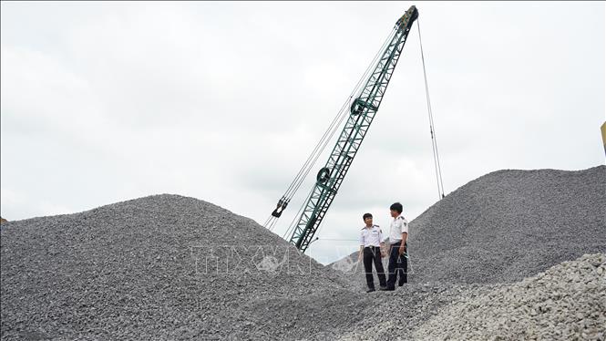 Kiểm tra trật tự an toàn giao thông, xuất nhập hàng hóa, tại bến thủy nội địa kinh doanh cát đá tại thị xã Hòa Thành, tỉnh Tây Ninh. Ảnh: Minh Phú - TTXVN