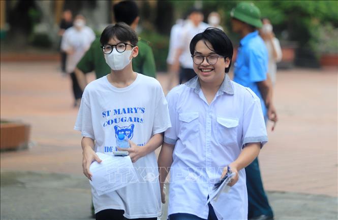 Trong ảnh: Các thí sinh tại Hội đồng thi Trường THPT Lê Quý Đôn, thành phố Thái Bình sau khi kết thúc môn thi Toán vào chiều 8/6/2023. Ảnh: Thế Duyệt - TTXVN 