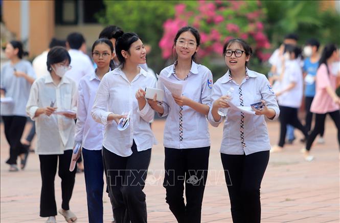 Trong ảnh: Các thí sinh tại Hội đồng thi Trường THPT Lê Quý Đôn, thành phố Thái Bình sau khi kết thúc môn thi Toán vào chiều 8/6/2023. Ảnh: Thế Duyệt - TTXVN 