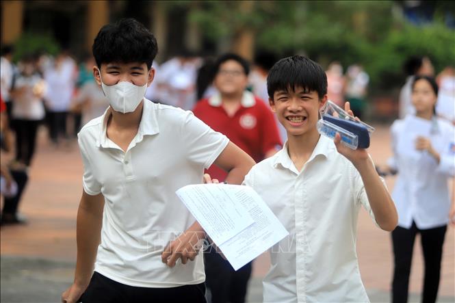 Trong ảnh: Các thí sinh tại Hội đồng thi Trường THPT Lê Quý Đôn, thành phố Thái Bình sau khi kết thúc môn thi Toán vào chiều 8/6/2023. Ảnh: Thế Duyệt - TTXVN 