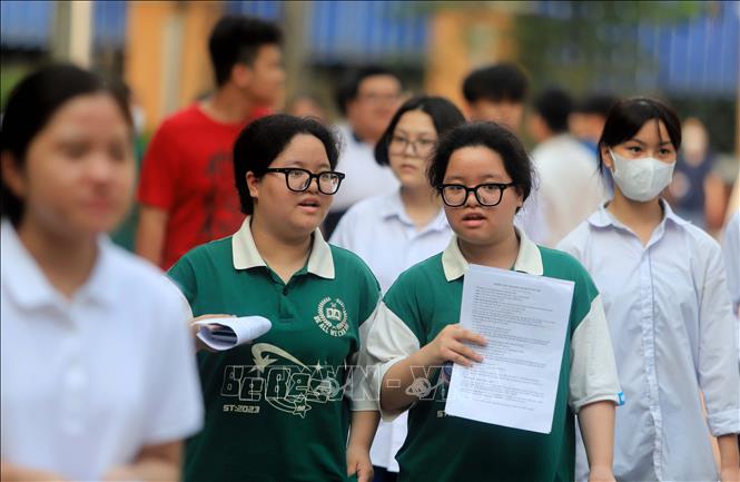 Trong ảnh: Các thí sinh tại Hội đồng thi Trường THPT Lê Quý Đôn, thành phố Thái Bình sau khi kết thúc môn thi Toán vào chiều 8/6/2023. Ảnh: Thế Duyệt - TTXVN 