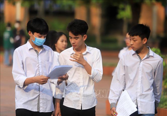 Trong ảnh: Các thí sinh tại Hội đồng thi Trường THPT Lê Quý Đôn, thành phố Thái Bình sau khi kết thúc môn thi Toán vào chiều 8/6/2023. Ảnh: Thế Duyệt - TTXVN 