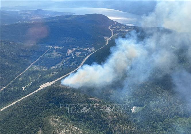 Khói cháy rừng bao trùm Peachland, British Colombia, Canada, ngày 5/6/2023. Ảnh: AFP/TTXVN