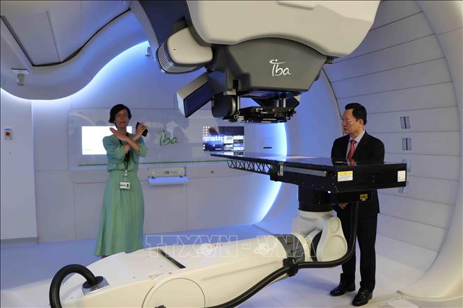Tiến sĩ Sofie Isabaert, điều phối viên Trung tâm Particle thuộc Bệnh viện Đại học Leuven, giới thiệu với Giám đốc Bệnh viện Trung ương quân đội 108 Mai Hồng Bàng, máy xạ trị ung thư bằng liệu pháp proton. Ảnh: Hương Giang - PV TTXVN tại Bỉ