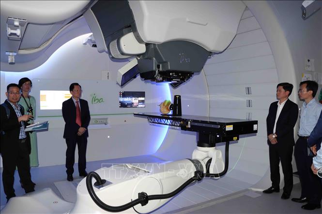 Các đại biểu Việt Nam tham quan mô hình xạ trị ung thư bằng liệu pháp proton tại Trung tâm Particle thuộc Bệnh viện Đại học Leuven. Ảnh : Hương Giang - PV TTXVN tại Bỉ