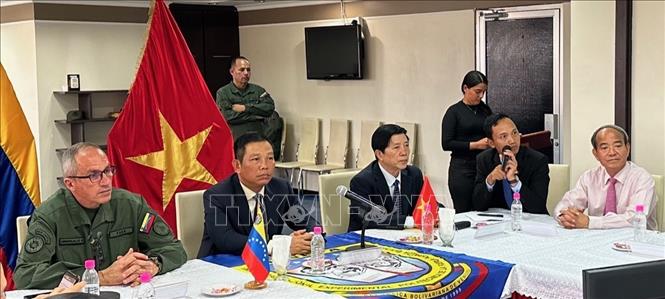 Thượng tướng, Hiệu trưởng UNEFA Pascualino Angiolillo và Hiệu trưởng UTM Nguyễn Xuân Sơn tại lễ ký Ý định thư hợp tác giữa hai trường. Ảnh: TTXVN/phát