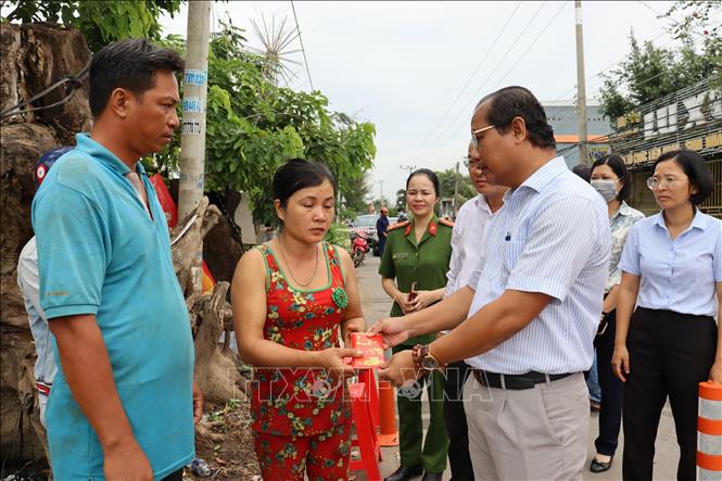 Lãnh đạo địa phương thăm hỏi, động viên các hộ dân bị sạt lở. Ảnh: TTXVN phát
