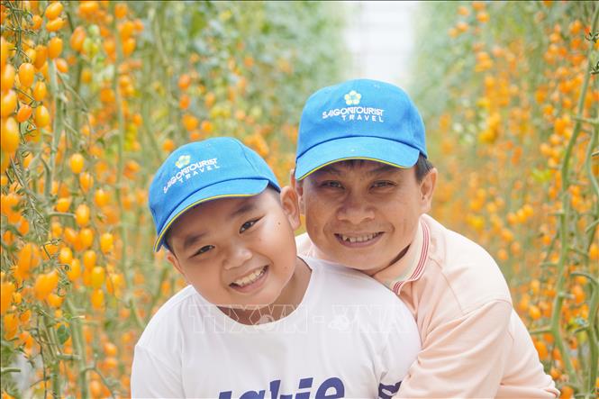 Trong ảnh: Thạc sĩ Lê Minh Hiển trong khoảnh khắc vui vẻ với trẻ em mồ côi do COVID-19 trong chuyến du lịch Đà Lạt do Bệnh viện Chợ Rẫy tổ chức cuối tháng 5/2023. Ảnh: TTXVN phát