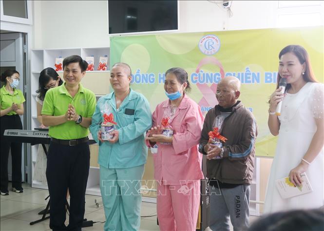 Trong ảnh: Thạc sĩ Lê Minh Hiển (đứng đầu, bên trái) tặng quà cho bệnh nhân ung thư trong chương trình 