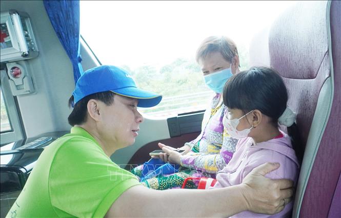 Trong ảnh: Thạc sĩ Lê Minh Hiển hỏi han tình hình học tập của một bé gái mồ côi do COVID-19 trong chuyến du lịch Đà Lạt do Bệnh viện Chợ Rẫy tổ chức cuối tháng 5/2023. Ảnh: TTXVN phát