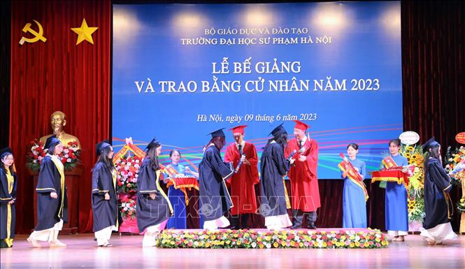 Sinh viên suất sắc K69 nhận bằng cử nhân tại buổi lễ. Ảnh: Thanh Tùng - TTXVN 