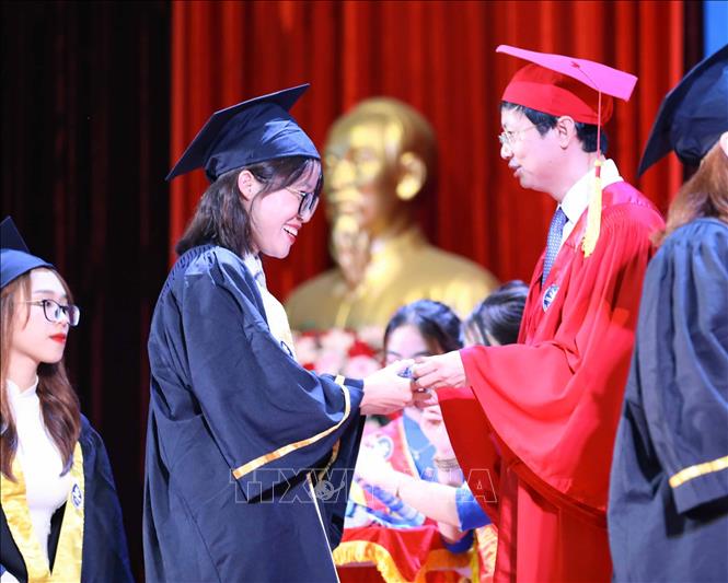 PGS.TS Nguyễn Văn Hiền, Phó hiệu trưởng Trường Đại học Sư phạm Hà Nội trao bằng cho các tân cử nhân K69. Ảnh: Thanh Tùng - TTXVN