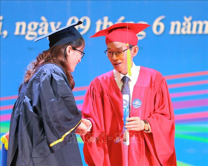 GS.TS Nguyễn Văn Minh, Hiệu trưởng Trường Đại học Sư phạm Hà Nội trao bằng cho các tân cử nhân K69 tốt nghiệp xuất sắc. Ảnh: Thanh Tùng - TTXVN