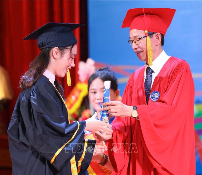 GS.TS Nguyễn Văn Minh, Hiệu trưởng Trường Đại học Sư phạm Hà Nội trao bằng cho các tân cử nhân K69 tốt nghiệp xuất sắc. Ảnh: Thanh Tùng - TTXVN