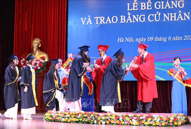 Sinh viên suất sắc K69 nhận bằng cử nhân tại buổi lễ. Ảnh: Thanh Tùng - TTXVN 