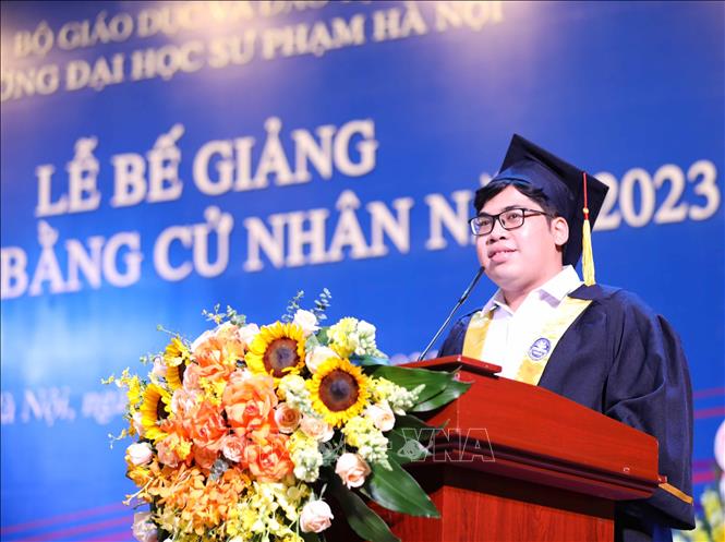 Tân cử nhân Trịnh Quang Thạch (lớp K69CLC, khoa Địa lý, Trường Đại học Sư phạm Hà Nội), vinh dự và xúc động đại diện cho các bạn sinh viên khóa 69 của Trường phát biểu trong buổi lễ. Ảnh: Thanh Tùng - TTXVN