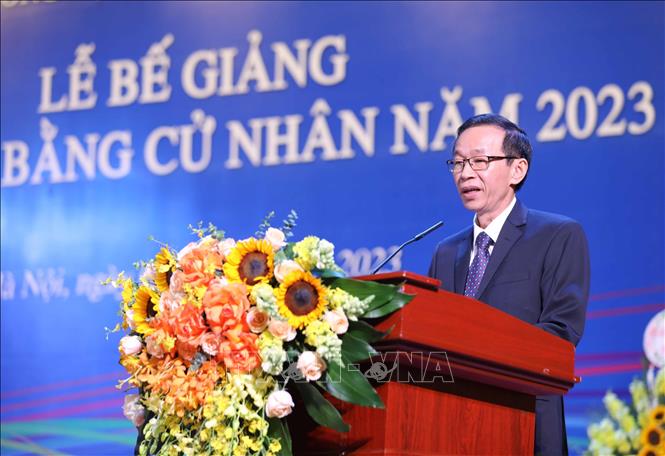 GS.TS Nguyễn Văn Minh, Hiệu trưởng Trường Đại học Sư phạm Hà Nội phát biểu chúc mừng các tân cử nhân K69. Ảnh: Thanh Tùng - TTXVN