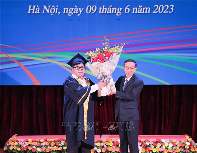 Đại diện sinh viên K69 trong buổi lễ tặng hoa tri ân, cảm ơn các thầy cô nhà trường. Ảnh: Thanh Tùng - TTXVN