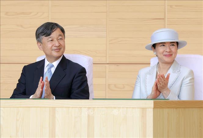 (Tư liệu) Nhật hoàng Naruhito (trái) và Hoàng hậu Masako dự một sự kiện ở Rikuzentakata, tỉnh Iwate, đông bắc Nhật Bản, ngày 4/6/2023. Ảnh: Kyodo/TTXVN