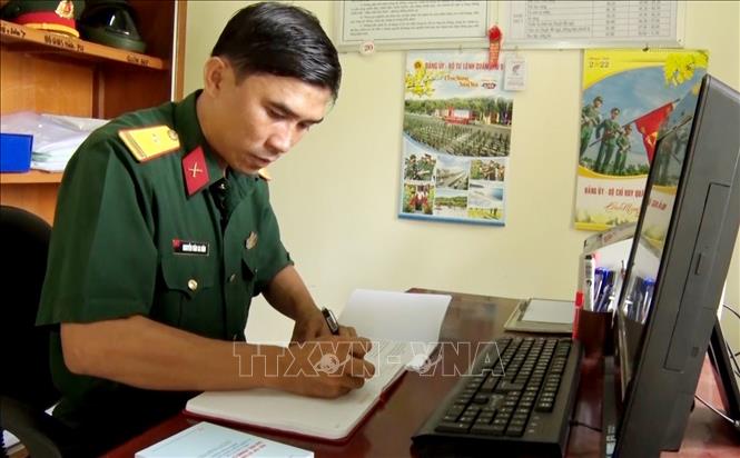 Thiếu tá Nguyễn Văn Ca Răn bên góc làm việc. Ảnh: TTXVN phát