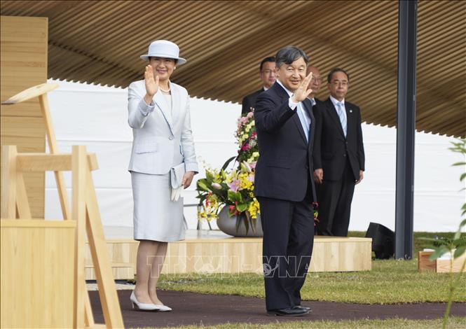 (Tư liệu) Nhật hoàng Naruhito (phía trước) và Hoàng hậu Masako dự một sự kiện ở Rikuzentakata, tỉnh Iwate, đông bắc Nhật Bản, ngày 4/6/2023. Ảnh: Kyodo/TTXVN
