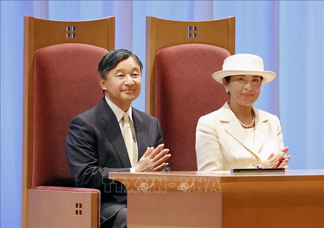(Tư liệu) Nhật hoàng Naruhito (trái) và Hoàng hậu Masako dự một sự kiện ở Tokyo, Nhật Bản, ngày 21/4/2023. Ảnh: Kyodo/TTXVN