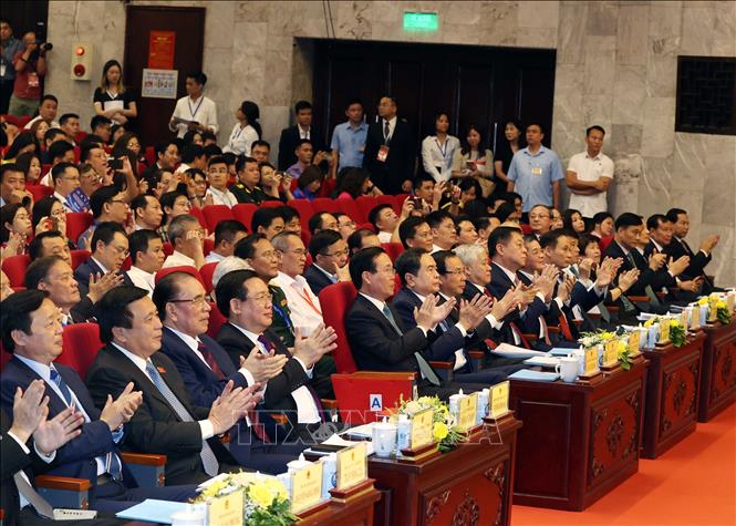 Chủ tịch nước Võ Văn Thưởng, Chủ tịch Quốc hội Vương Đình Huệ và các đại biểu tham dự Lễ trao giải Diên Hồng lần thứ nhất. Ảnh: Thống Nhất – TTXVN
