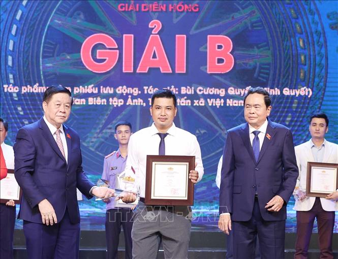 Phó Chủ tịch Thường trực Quốc hội Trần Thanh Mẫn - Trưởng Ban Chỉ đạo Giải Diên Hồng lần thứ Nhất và Trưởng Ban Tuyên giáo Trung ương Nguyễn Trọng Nghĩa trao giải B giải Ảnh báo chí cho tác giả Bùi Cương Quyết (Ban biên tập Ảnh - TTXVN) với tác phẩm 