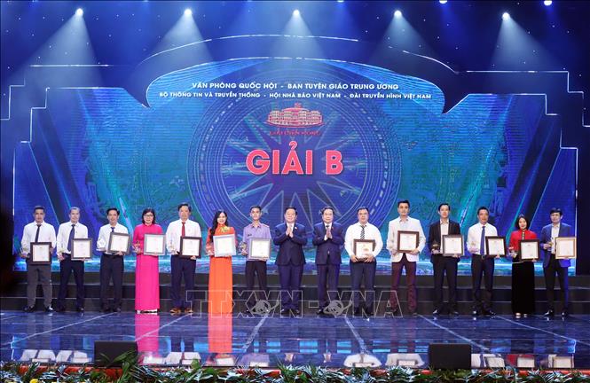Phó Chủ tịch Thường trực Quốc hội Trần Thanh Mẫn - Trưởng Ban Chỉ đạo Giải Diên Hồng lần thứ Nhất và Trưởng Ban Tuyên giáo Trung ương Nguyễn Trọng Nghĩa trao giải B cho các tác giả, đại diện nhóm tác giả. Ảnh: Thống Nhất - TTXVN