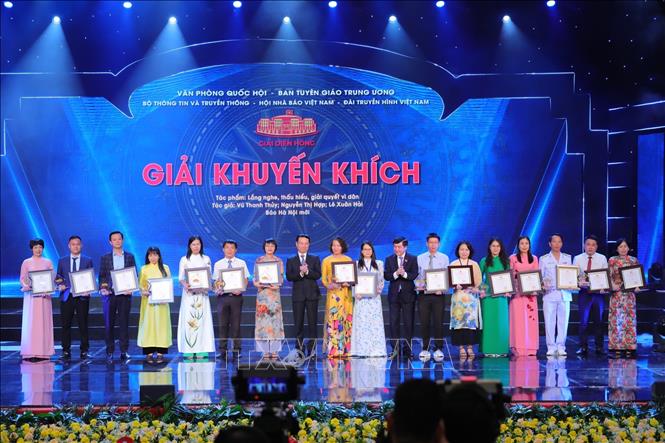 Các tác giả, đại diện nhóm tác giả nhận giải Khuyến khích. Ảnh: Hoàng Hiếu-TTXVN