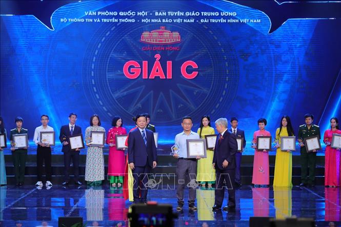 Trao giải C giải Ảnh báo chí cho tác giả Lê Danh Lam (Thông tấn xã Việt Nam) với tác phẩm “Bầu cử an toàn trong tâm dịch”. Ảnh: Hoàng Hiếu-TTXVN