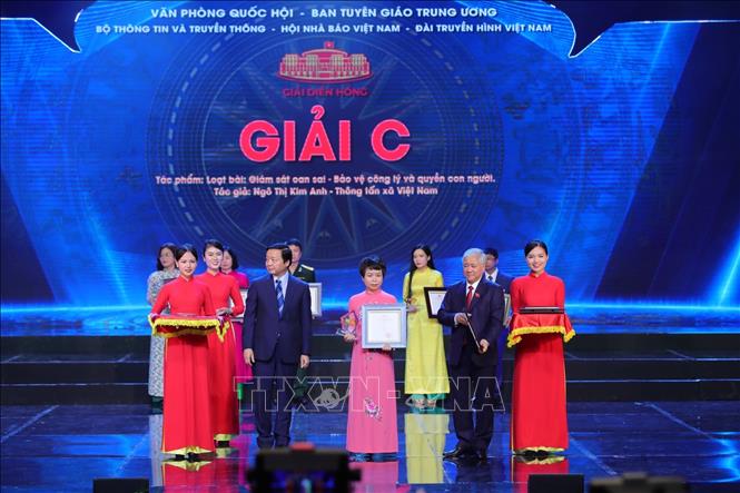 Trao giải C giải Báo in – Phản ánh, phóng sự điều tra, ký báo chí và phỏng vấn cho tác giả Ngô Thị Kim Anh (TTXVN) với tác phẩm 