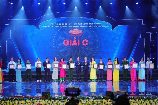 Trao giải C cho các tác giả, đại diện nhóm tác giả. Ảnh: Hoàng Hiếu-TTXVN