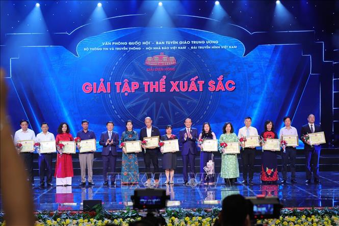 Trao giải Tập thể xuất sắc. Ảnh: Hoàng Hiếu-TTXVN