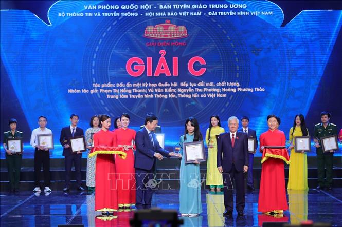 Trao giải C cho đại diện nhóm tác giả Trung tâm Truyền hình thông tấn (TTXVN) với tác phẩm 