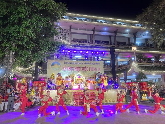 Chương trình sân khấu hóa Lễ phục hiện rước tượng Bà Chúa Xứ núi Sam diễn ra tại khuôn viên miếu Bà. Ảnh: Công Mạo-TTXVN
