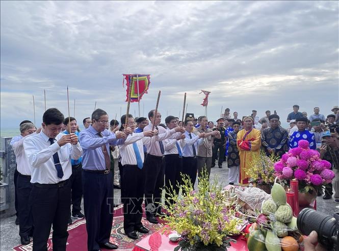 Nghi thức nguyện hương cung thỉnh Thánh mẫu Chúa Xứ núi Sam xuống núi. Ảnh: Công Mạo-TTXVN