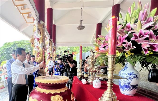 Bí thư Tỉnh uỷ An Giang Lê Hồng Quang cùng các đại biểu dâng hương tưởng nhớ các anh hùng, liệt sĩ, các bậc tiền nhân trước khi thực hiện Lễ phục hiện rước tượng Bà Chúa Xứ núi Sam. Ảnh: Công Mạo-TTXVN